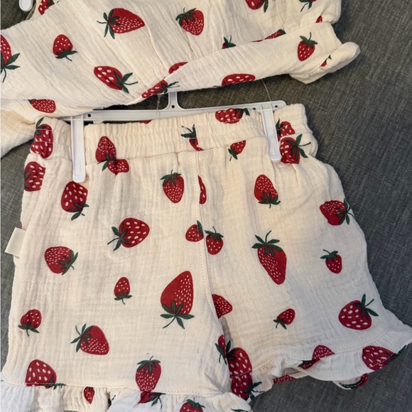 Rabbit & Bear Organic Strawberry Print Set with Pink Sunglasses - Picture 2 of 6